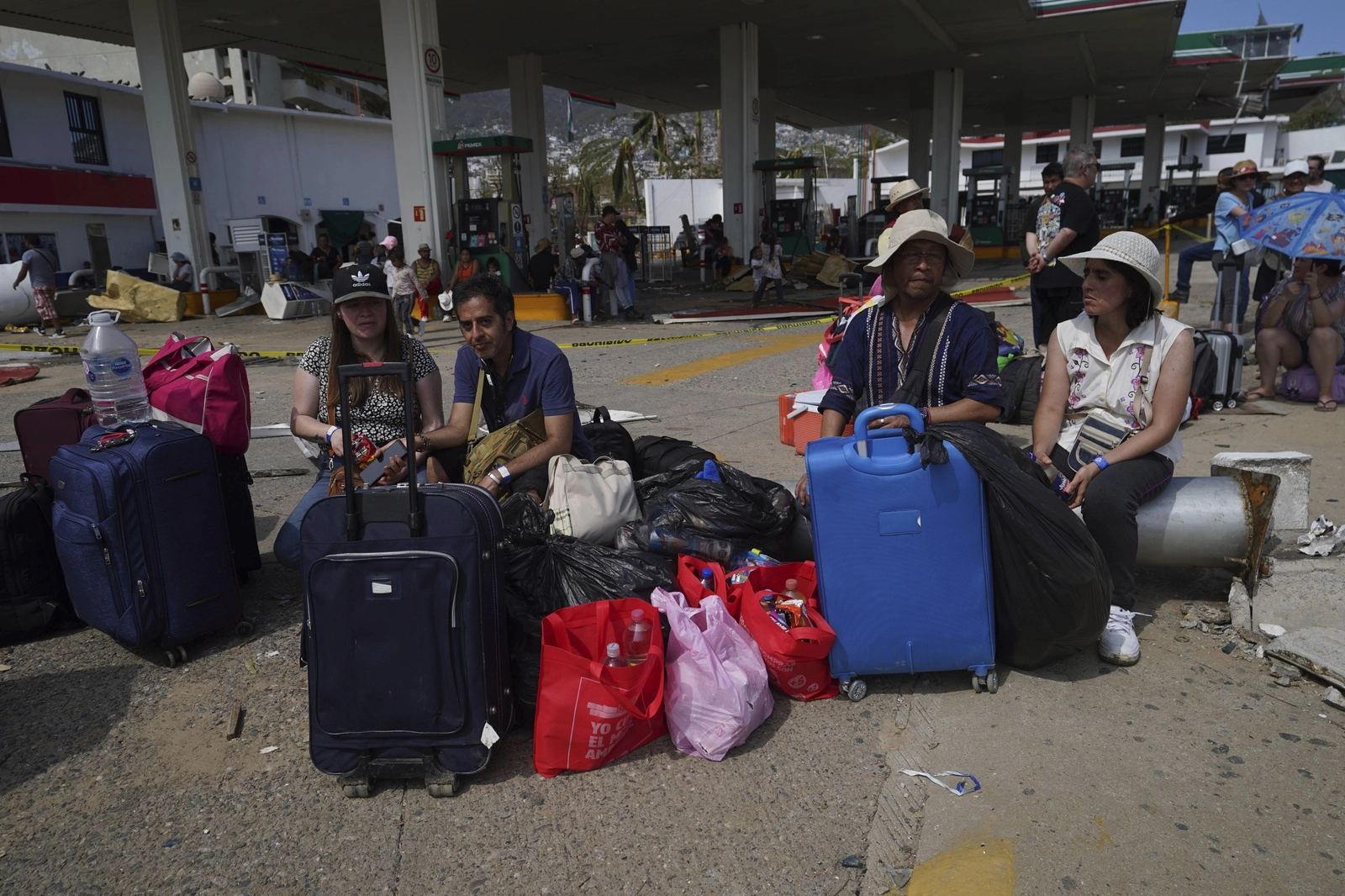 Turistas esperan transporte para regresar a la Ciudad de México. Foto Ap / Marco Ugarte
