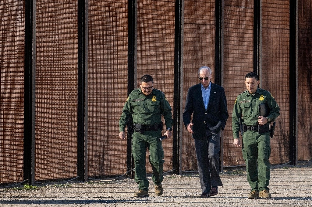 El presidente estadunidense, Joe Biden, con oficiales fronterizos, durante una visita a la frontera en El Paso, Texas, el 8 de enero pasado. Foto Afp 