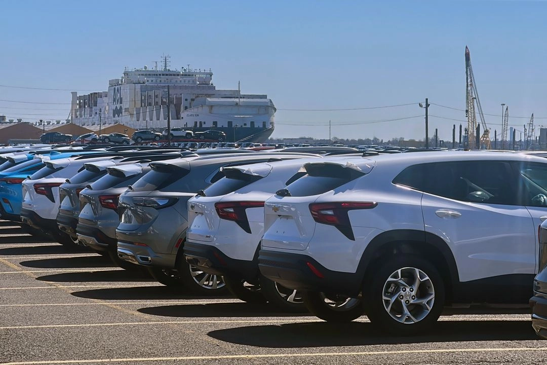 Automóviles nuevos estacionados en la terminal del puerto de Newark, Nueva Jersey, el 27 de marzo de 2025. Foto