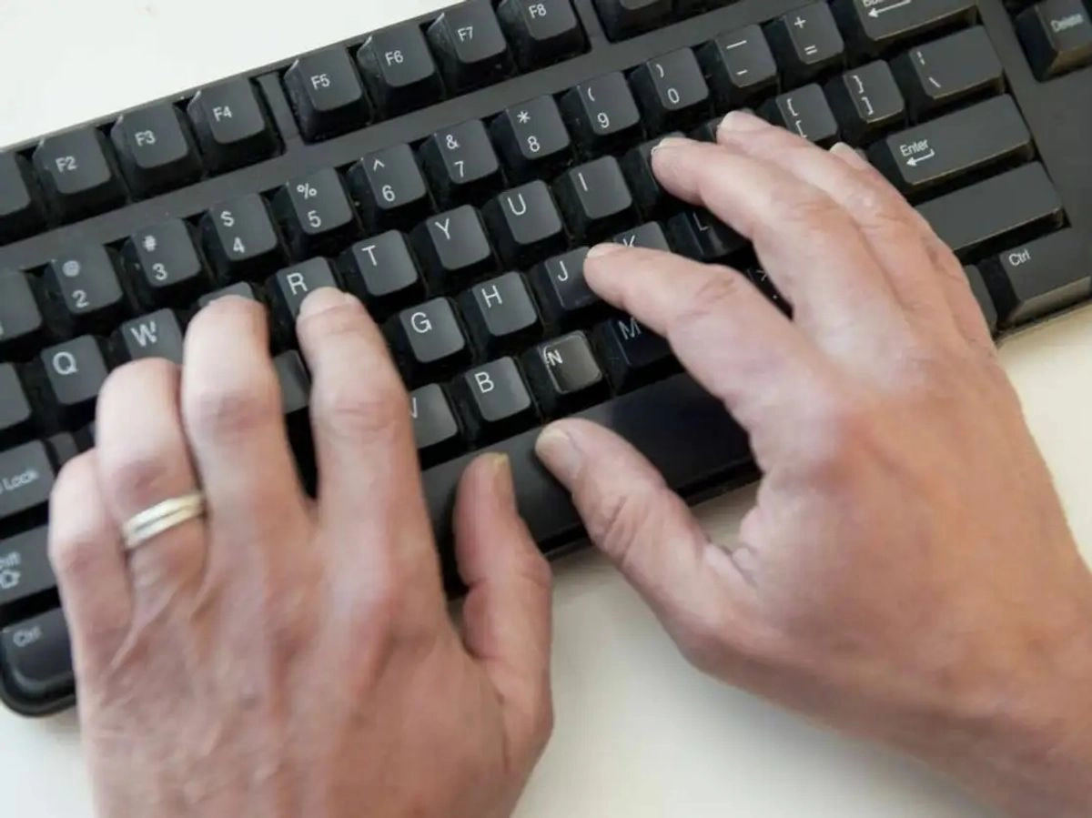 Una persona utiliza una computadora en imagen de arhivo. Foto 