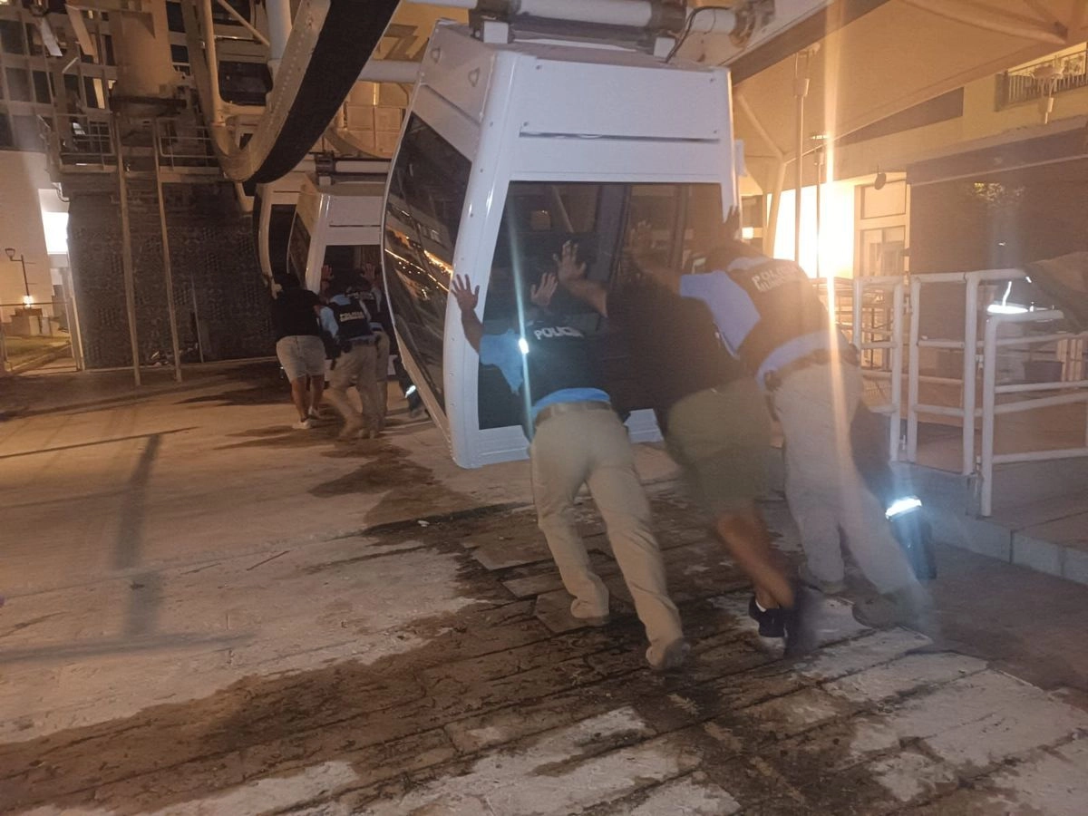 La situación provocó que dos personas entraran en crisis, por lo que fueron atendidos por paramédicos de una empresa particular que llegó al sitio para auxiliarlos. Foto

