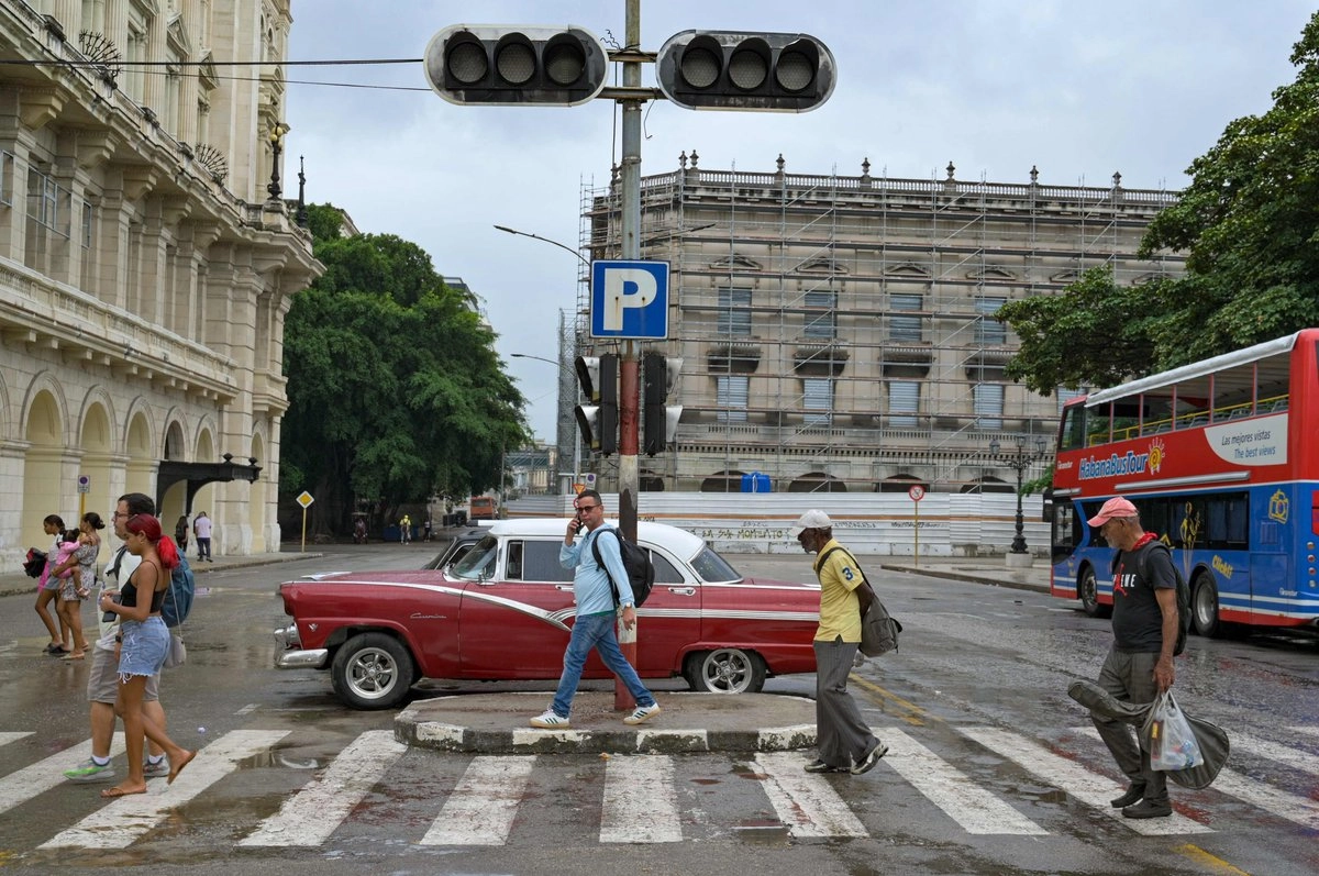 Personas caminan en las calles de La Habana, Cuba, durante un apagón que afecta al oeste de la isla y que dejó sin electricidad a millones de personas, el 3 de diciembre de 2025. Foto 
 