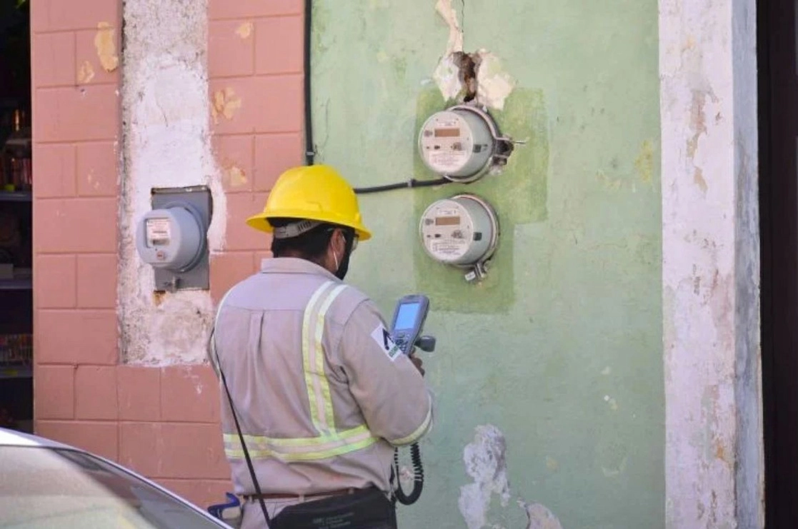 Un apagón en la península de Yucatán dejó sin luz a un total de 690 mil usuarios en los estados de Yucatán, Quintana Roo y Campeche. Foto Fernando Eloy / La Jornada Maya
