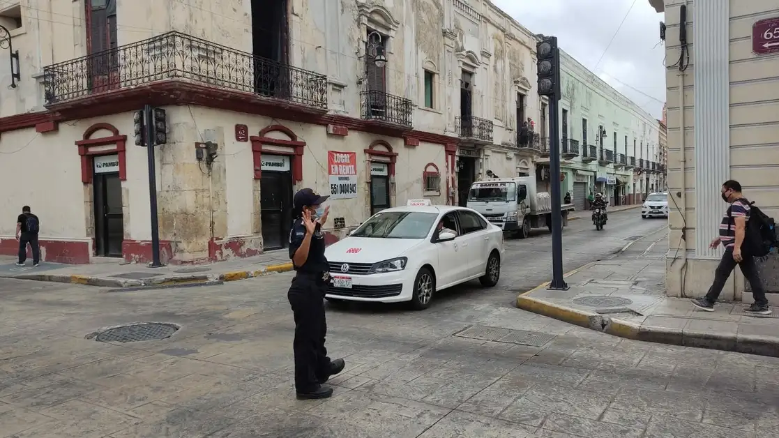 Las calles de Mérida se quedaron sin energía eléctrica, por lo que policías dirigen el tránsito, este 22 de junio de 2022. Foto Luis Boffil