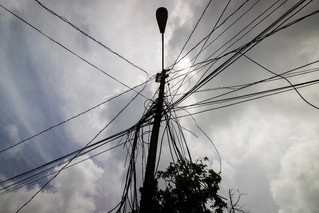 Se trata del más reciente apagón en una isla que aún intenta reconstruir su red eléctrica, la cual quedó devastada por el paso del huracán Maria en 2017. Foto Ap.