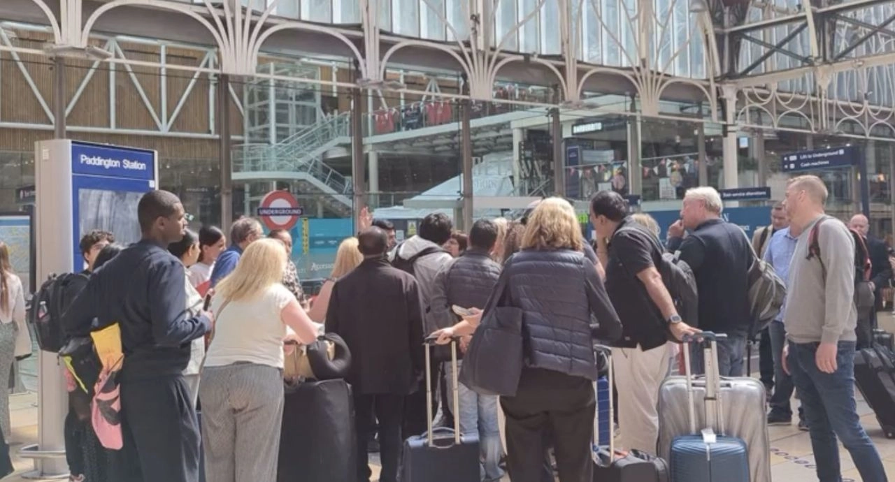 "Varias líneas han quedado sin suministro durante un corto periodo de tiempo esta tarde debido a una breve interrupción del suministro eléctrico de nuestra red", informó Transporte de Londres en un comunicado oficial.
