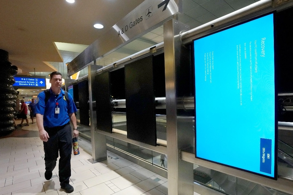 Una pantalla azul con el error de actualización de la firma de ciberseguridad CrowdStrike, en el Aeropuerto Internacional de Phoenix, Arizona, el 19 de julio de 2024. Foto Ap   