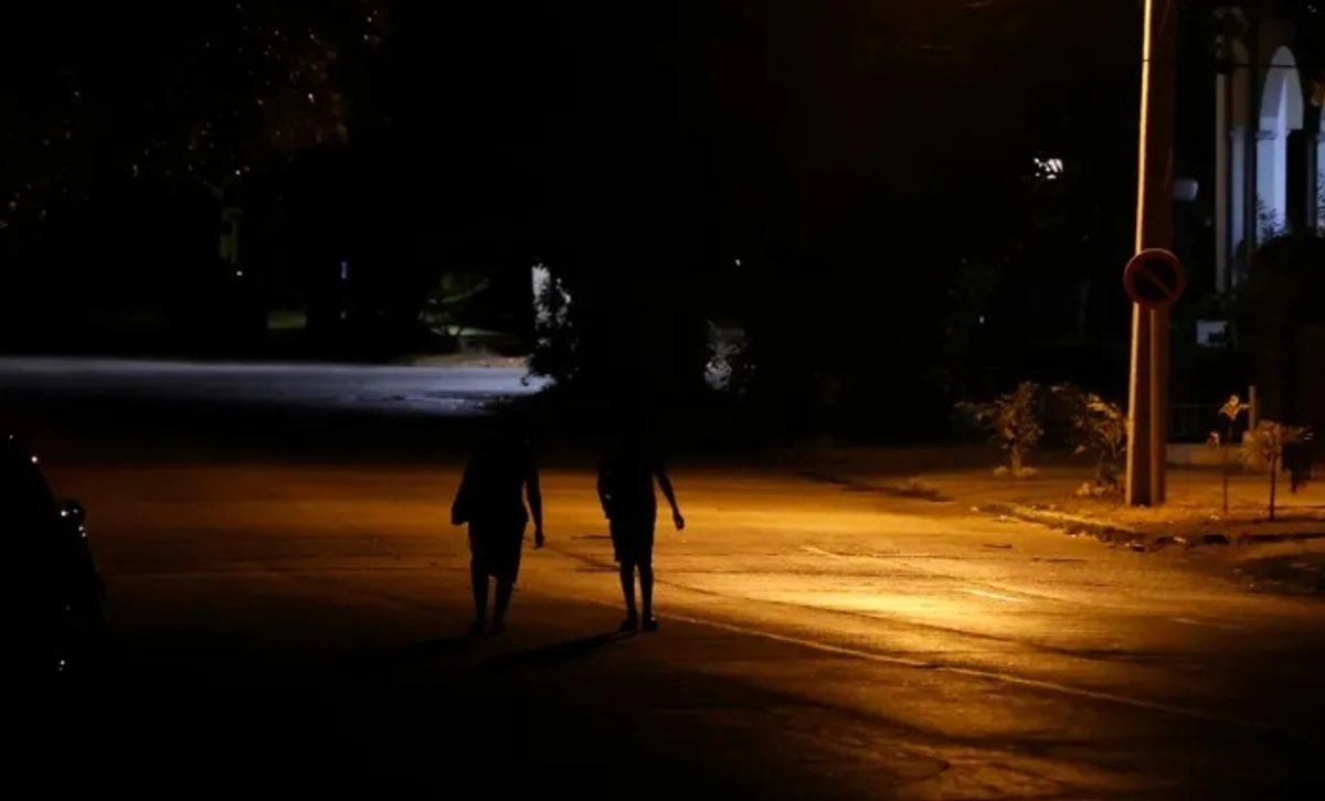 Un apagón afectó este domingo por la noche a cinco provincias de las 15 que tiene Cuba debido a la crisis energética que enfrenta la isla. Foto