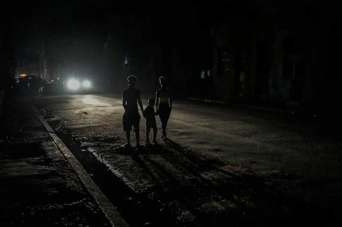 Personas caminan a la mitad de la calle durante un apagón en octubre de 2024. Foto