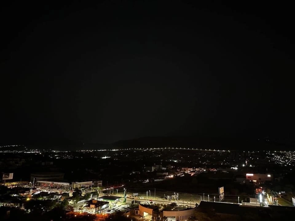 Durante ese lapso los ciudadanos se vieron imposibilitados de utilizar sistemas de aire acondicionado o ventiladores para amainar el calor. Foto tomada de X.