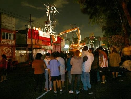 La falta del suministro de energía eléctrica dejó sin luz a varias colonias de la alcaldía Benito Juárez. Foto Carlos Cisneros / Archivo