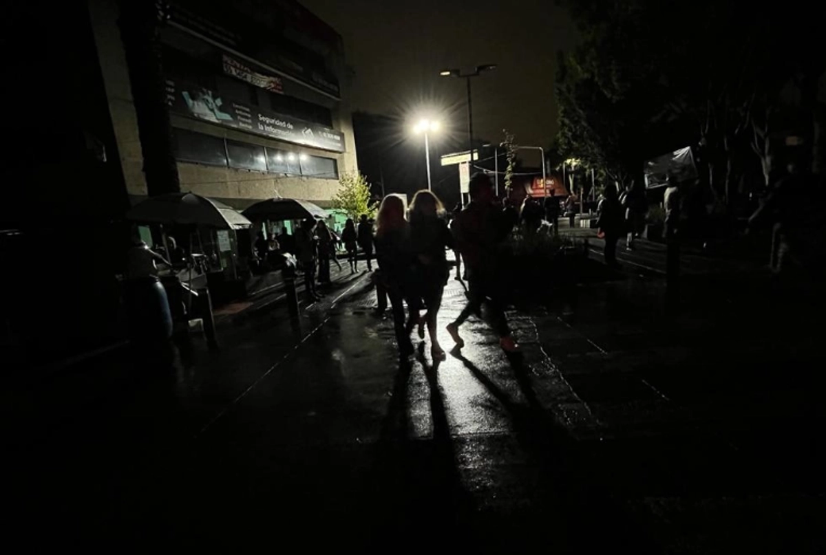Los apagones se registraron durante la tarde de este lunes y se mantuvieron hasta la noche cuando se registraron temperaturas superiores a los 40 grados. Fotpo
