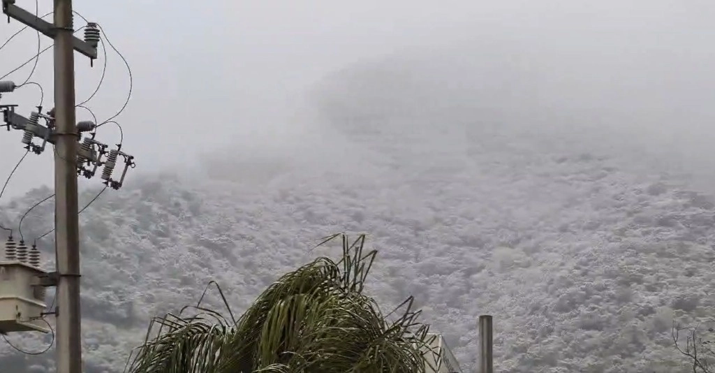 Con temperaturas a la baja, en Nuevo León se presentaron apagones y falta de energía en decenas de colonias de la zona metropolitana, así como el cierre de carreteras al cubrirse de una capa de hielo y representar riesgo para el tráfico. Imagen tomada de @PC_NuevoLeon