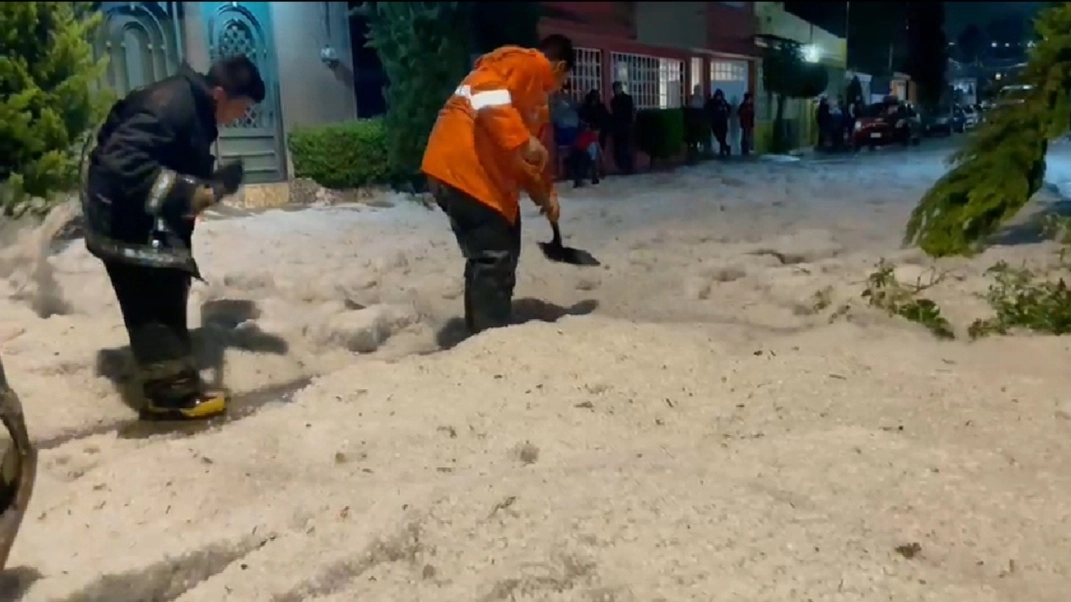 En la colonia El Jaral, en Atizapán de Zaragoza, se registraron acumulaciones de hielo de hasta 40 centímetros de alto en vialidades, patios y techos de viviendas, el 8 de junio de 2021. Foto cortesía gobierno del municipio