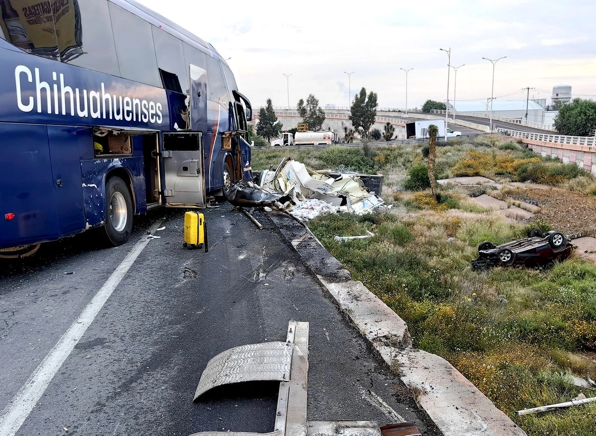 Diez personas resultaron heridas en un aparatoso accidente en la carretera Frensillo-Zacatecas en el que se vieron involucrados seis vehículos, un camión de carga y un autobús de pasajeros. Foto 
