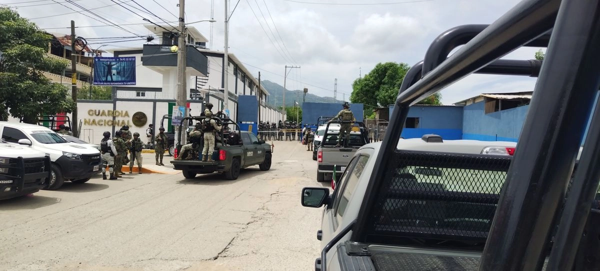 Intensa movilización policial se registra desde este mediodía en el exterior e interior del Centro de Reinserción Social (Cereso) de Acapulco ante un intento de motín. Foto 