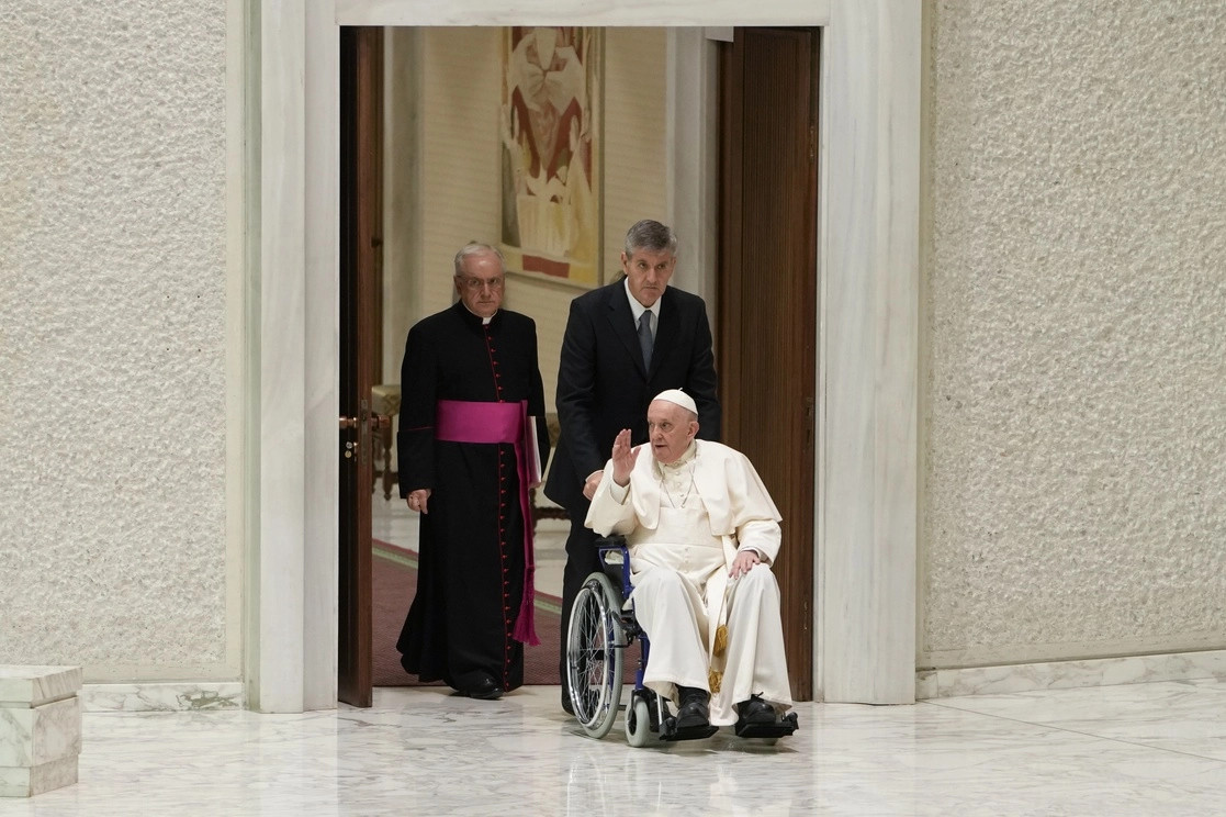 En una actividad con un grupo de monjas en la sala de audiencias generales del Vaticano, Francisco fue llevado en silla de ruedas hasta su asiento en el escenario, el 5 de mayo de 2022. Foto Ap 