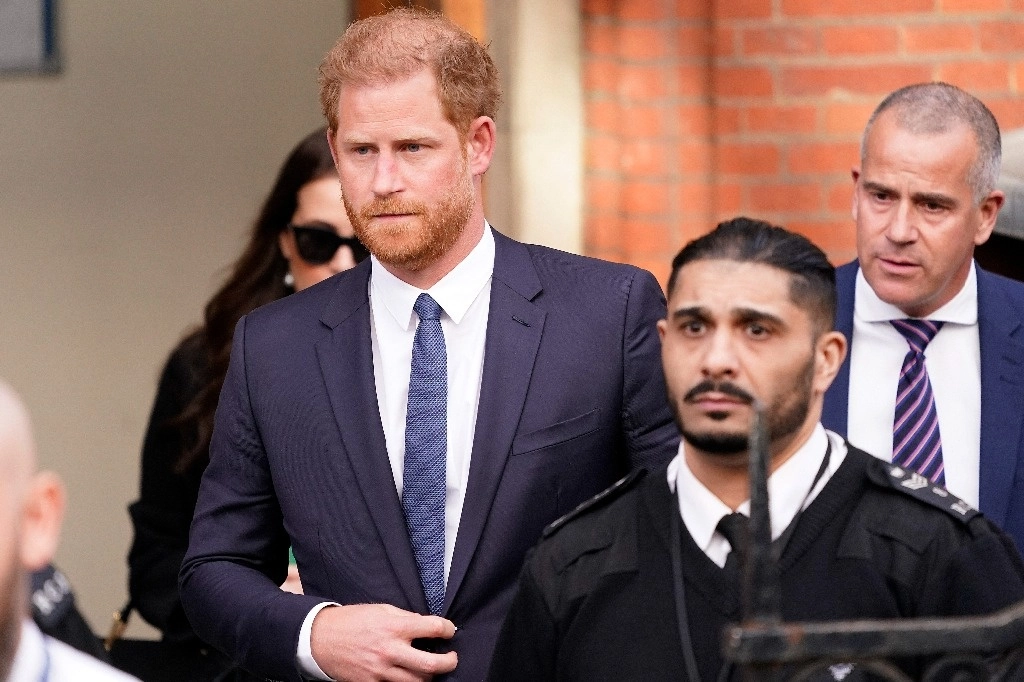 El Príncipe Enrique de Reino Unido sale de los Tribunales Reales de Justicia en Londres, el 27 de marzo de 2023. Foto Ap