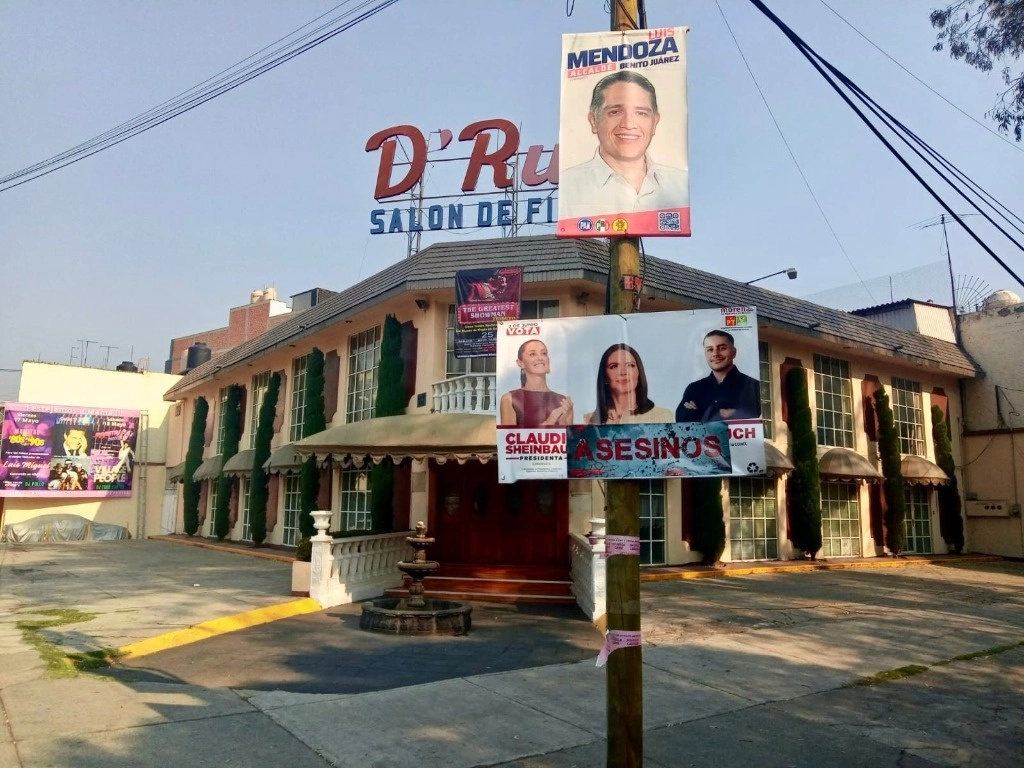 Pendones de Morena con las imágenes de sus candidatos que fueron alterados, en calles de la  colonia Narvarte, en Benito Juárez. Foto cortesía para 'La Jornada'