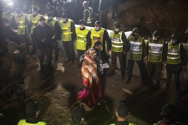 La policía marroquí impide el paso a la zona del pozo. Foto Ap