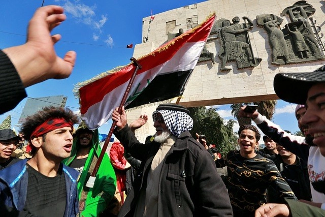 Manifestantes protestan contra el gobierno iraquí en la Plaza Tahrir en Bagdad. Foto Ap