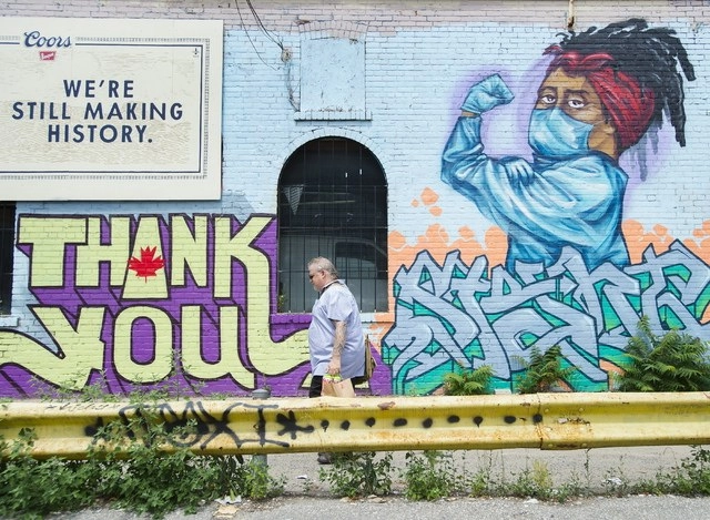 Un mural en honor a los trabajadores de salud que han enfrentado la pandemia de coronavirus, en Toronto, Canadá. Foto Ap