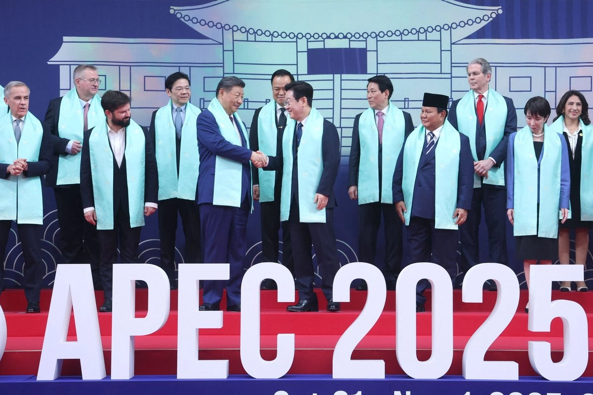 Los presidentes de China, Xi Jinping, y el de Corea del Sur, Lee Jae Myung, se estrechan la mano durante una foto grupal con los líderes del Foro de Cooperación Económica Asia-Pacífico (APEC) en Gyeongju, el 1 de noviembre de 2025. Foto Handout / 