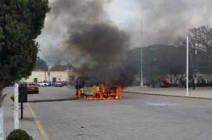 A las afueras del palacio municipal de Amozoc, los manifestantes prendieron fuego a algunas patrullas de la corporación. Foto Twitter @JoseJuanEsp