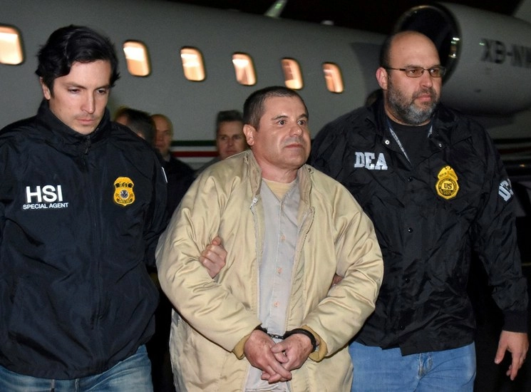 Las autoridades escoltan al narcotraficante mexicano Joaquín "El Chapo" Guzmán, desde un avión en Ronkonkoma, Nueva York, el 19 de enero de 2017. Foto Ap