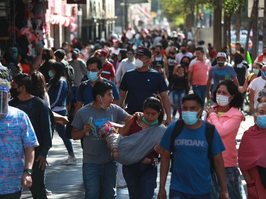 Aglomeración de peatones en calles del Centro Hisstórico. Foto María Luisa Severiano