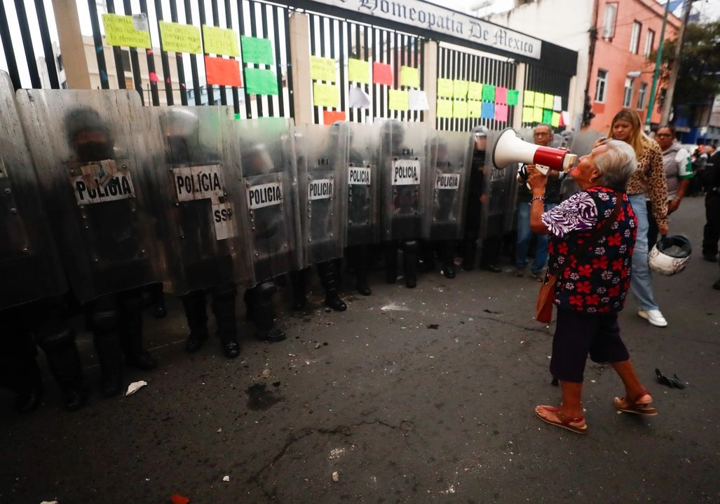 Vecinos se enfrentan contra elementos de la SSC por la creación de un albergue de migrantes en Calle de Peralvillo, col. Morelos, el 29 de mayo del 2025.