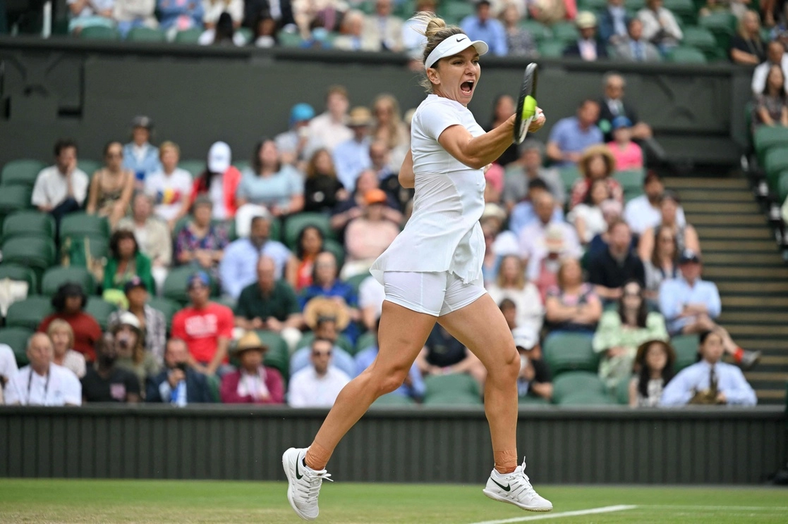 La tenista rumana Simona Halep, campeona de Wimbledon en 2019, eliminó a la española Paula Badosa, cuarta cabeza de serie. Única ganadora de un Grand Slam que sigue con vida en el torneo británico, buscará su pase a las semifinales enfrentando a Amanda Anisimova, de Estados Unidos. Foto Afp