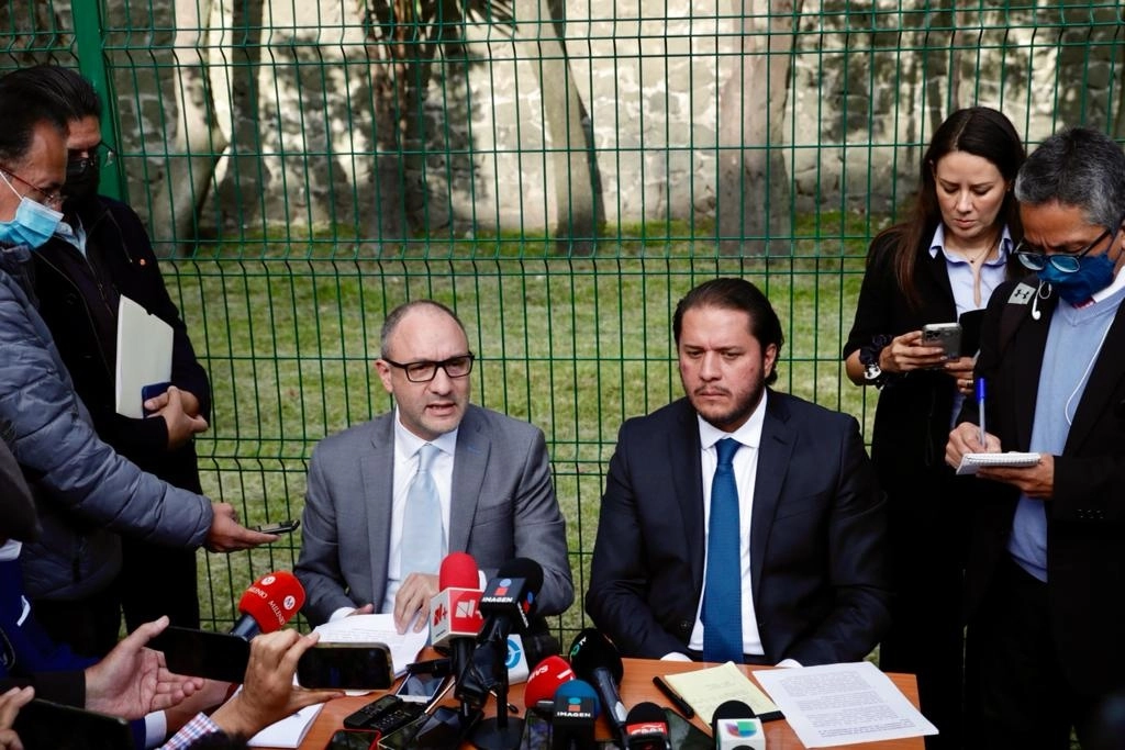 Los litigantes Alejandro Robledo Carretero y César Omar González, ofrecieron una conferencia de prensa afuera de la puerta número ocho del Campo militar Número Uno. Foto Roberto García Ortiz