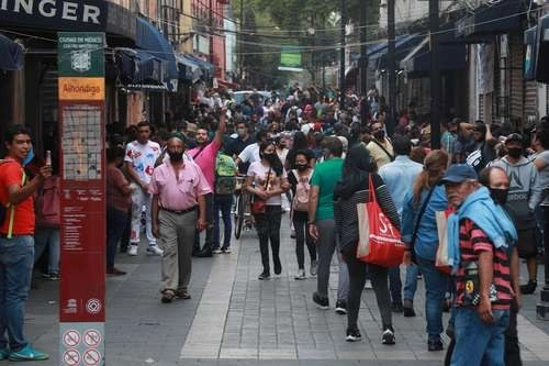 Como si se hubiera activado a verde el semáforo epidemiológico de Covid-19, decenas de citadinos abarrotaron ayer calles del Centro. Foto María Luisa Severiano