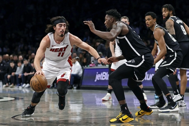 El basquetbolista del Miami Heat, Jaime Jáquez Jr. (izq). Foto Ap