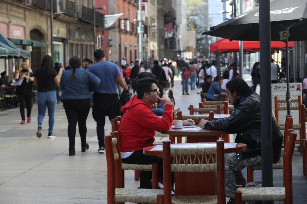 Restaurantes ofrecen servicio a sus comensales sobre banquetas y área peatonal en diversas calles del Centro Histórico de la CDMX. Foto Yazmín Ortega Cortés