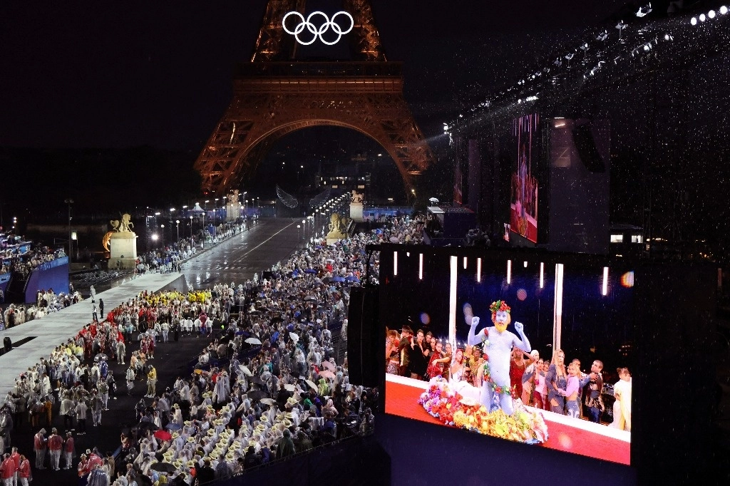 Delegaciones arriban a la torre Eiffel para la gran apertura de los Juegos Olímpicos 2024 en París. Foto Ap  