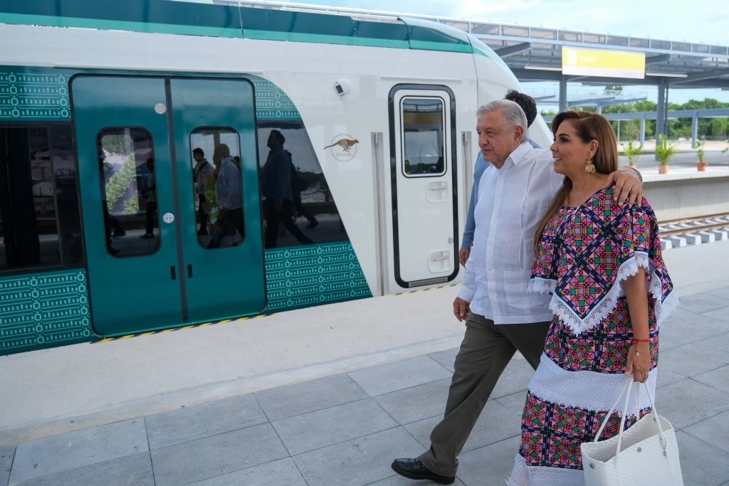 El presidente Andrés Manuel López Obrador con la gobernadora de Quintana Roo, Mara Lezama. Foto Presidencia