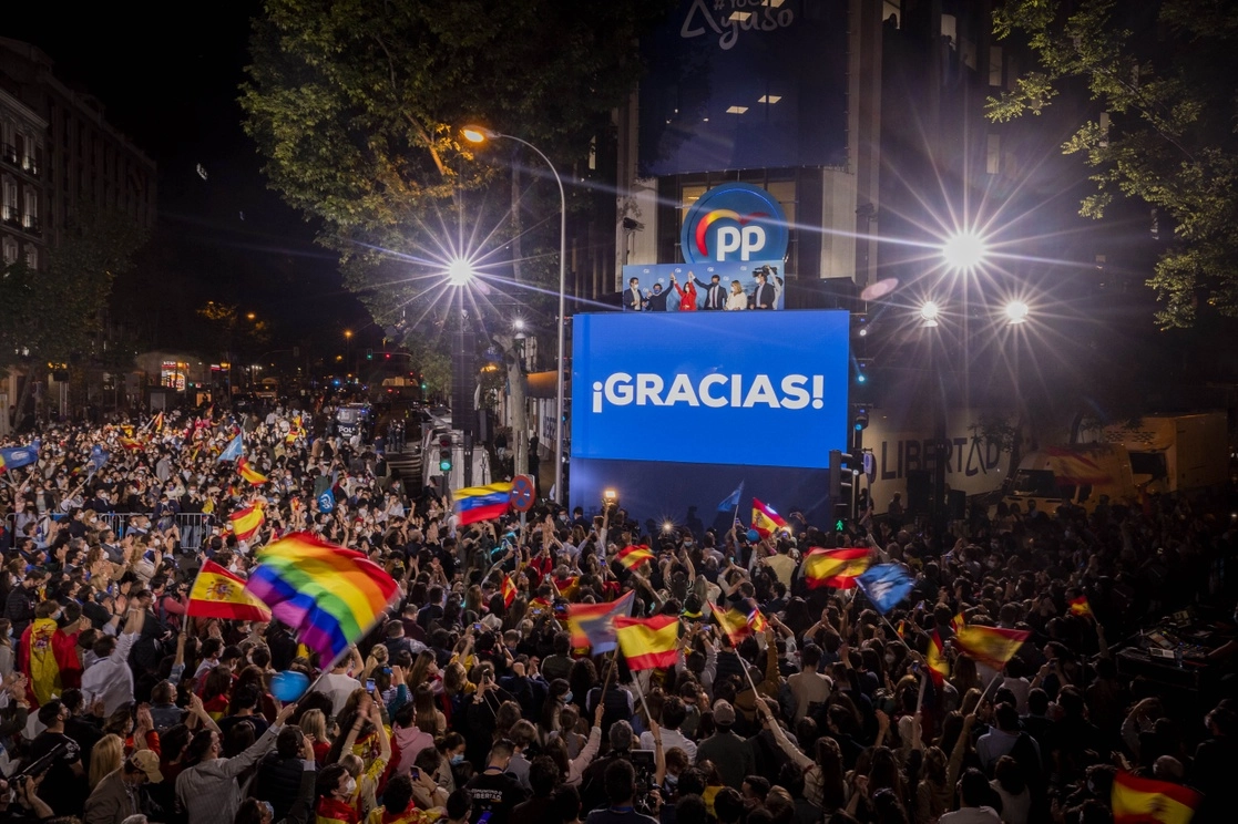 Isabel Díaz Ayuso (al centro, en el palco), acompañada de los dirigentes del Partido Popular, saluda a simpatizantes luego del triunfo en las elecciones autonómicas regionales, el 4 de mayo de 2021. Foto Ap
