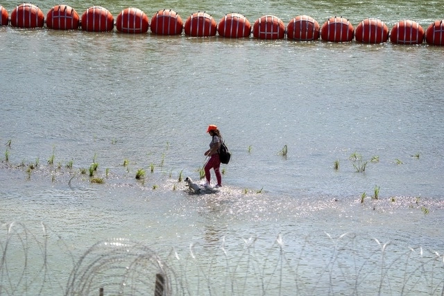 Un juez estadunidense con sede en Austin, capital texana, dio ayer un plazo de nueve días al gobierno de Greg Abbott para retirar la barrera flotante que instaló en julio en el cauce del río fronterizo. Foto Afp / Archivo 