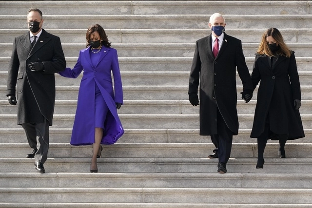 El ex vicepresidente de Estados Unidos, Mike Pence, y su esposa, se despidieron en las escaleras del Capitolio de su sucesora, la vicepresidenta Kamala Harris, y su esposo, el 20 de enero de 2021. Foto Ap 