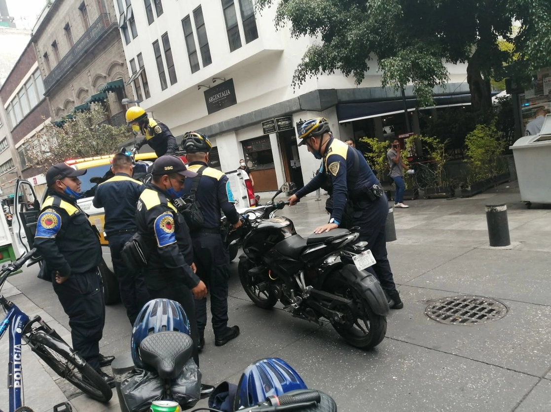 La Dirección General de Tránsito emprendió operativos para liberar el espacio peatonal en el Centro Histórico de motocicletas estacionadas en las banquetas. Foto Bertha Teresa Ramírez
