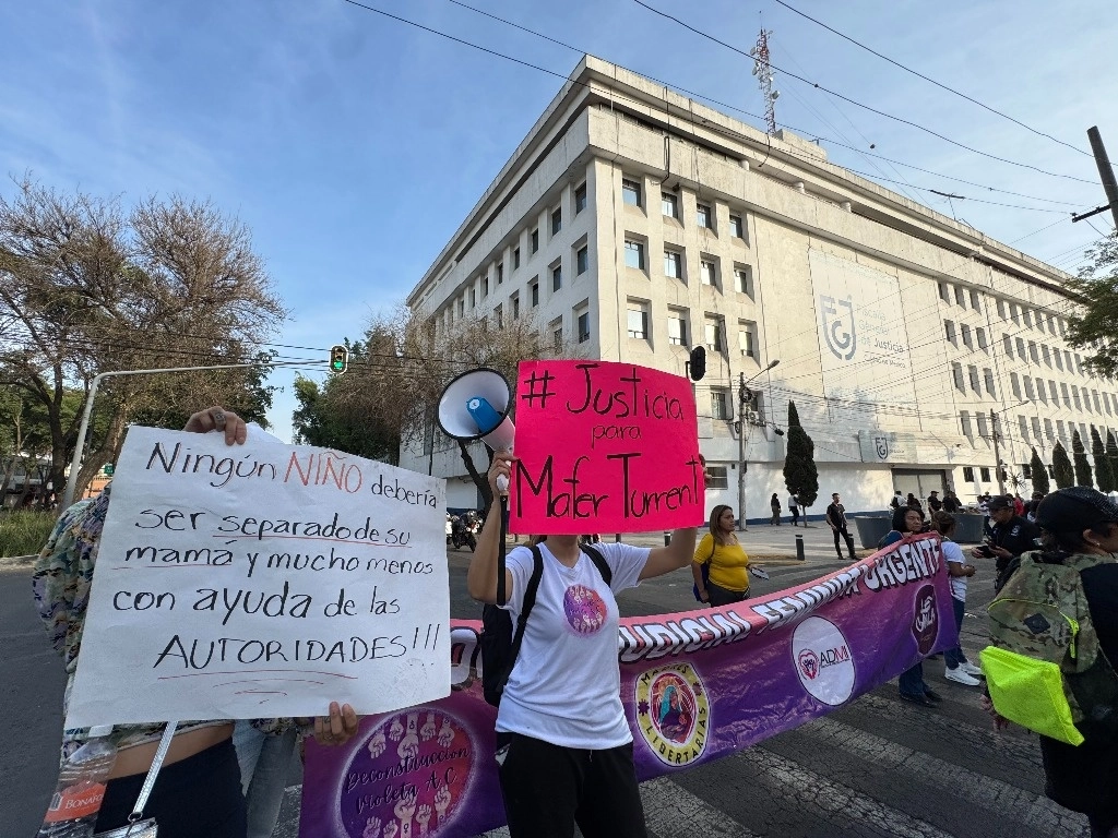 Amigas y familiares de la Mafer Turrent protestaron afuera de la Fiscalía capitalina y de los Juzgados de DR Lavista, donde se lleva acabo la audiencia de la activista que fue detenida acusada por su pareja, el 27 de Enero del 2025. Foto Alfredo Domínguez 
