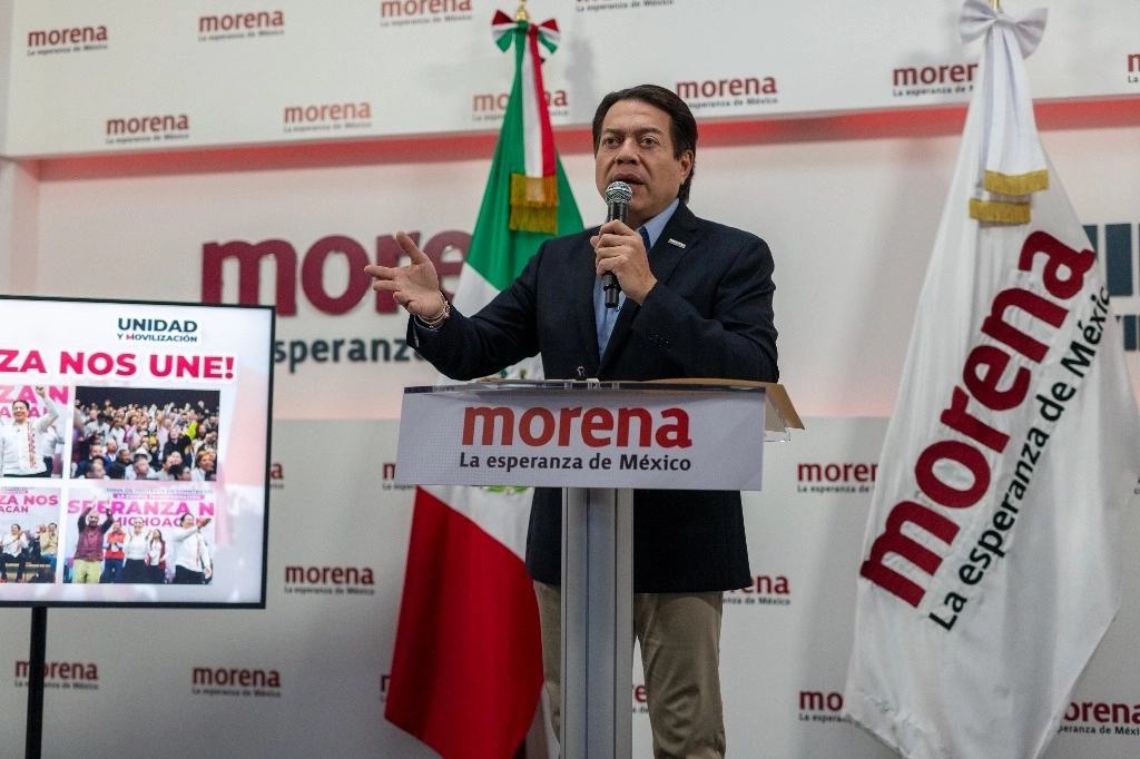 Mario Delgado, presidente del partido, reconoció que postular a mujeres en al menos cinco entidades, como ordenó el INE, "es parte de la complicación", además de que aún continúan levantando las encuestas para definir a los ganadores. La imagen, del 19 de septiembre de 2023. Foto Pablo Ramos