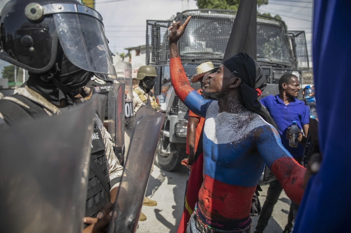 Durante los enfrentamientos entre manifestantes y la policía en Puerto Príncipe, Haití, el 17 de octubre de 2022. Foto Ap 