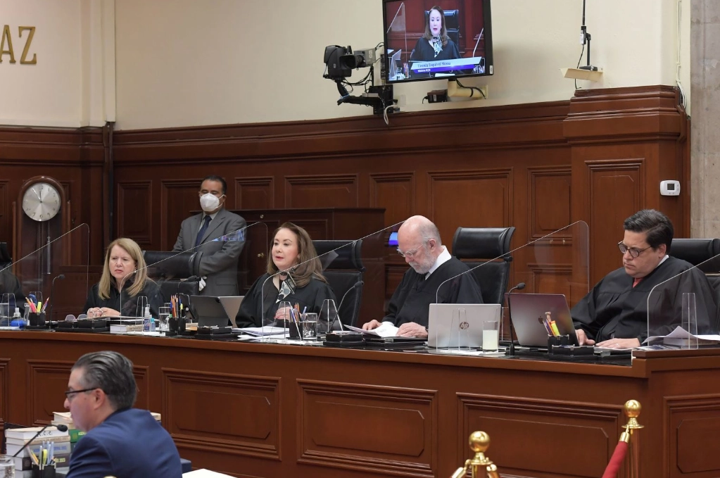 La ministra Loretta Ortiz Ahlf, primera de izquierda a derecha, fue quien propuso posponer la discusión. Foto Cuartoscuro / archivo 
