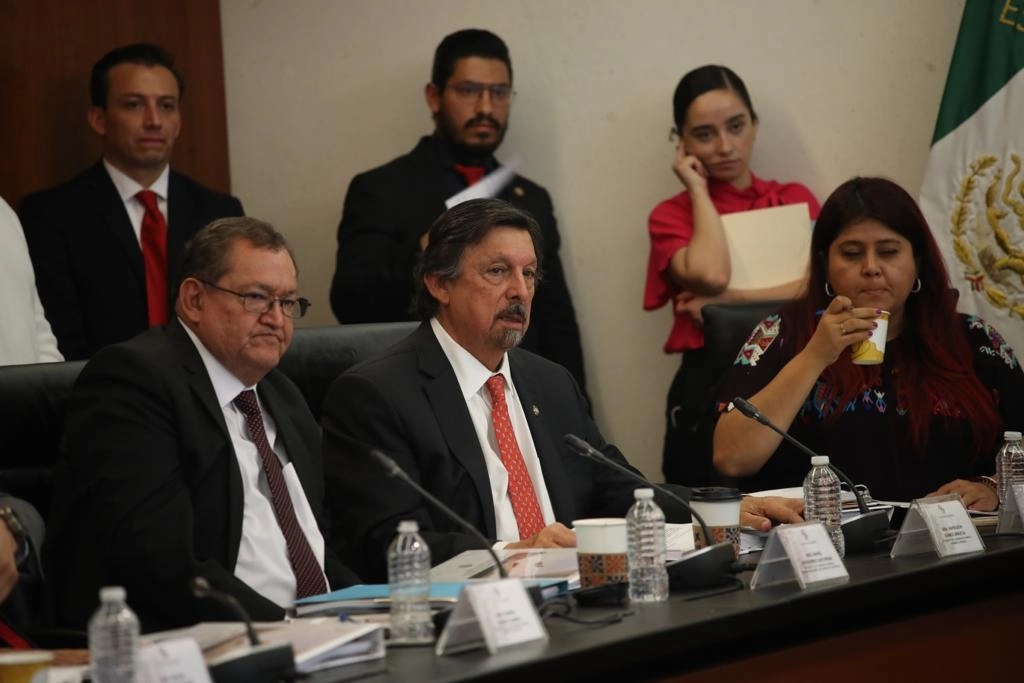 El senador de Morena, Napoleón Gómez Urrutia, rechazó que en los hechos pretendan frenar  la aprobación de la Ley Minera, el 25 de abril de 2023. Foto Yazmín Ortega Cortés