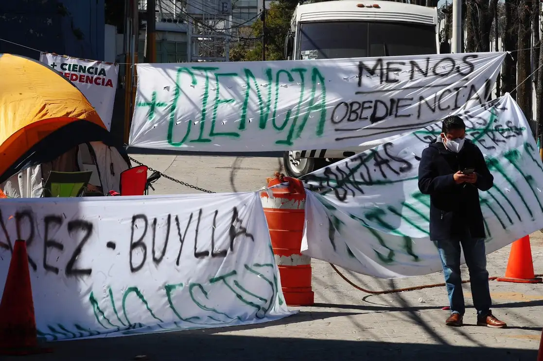 Estudiantes del CIDE mantienen su paro en las instalaciones del campus Santa Fe, donde se iba a llevar a cabo la reunión con autoridades del Conacyt, en la Ciudad de México, el 13 de diciembre de 2021. Foto Cristina Rodríguez