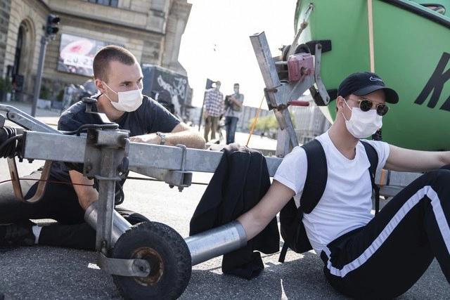 Activistas realizan una protesta en Copenhague, en contra del cambio climático. Foto Ap 