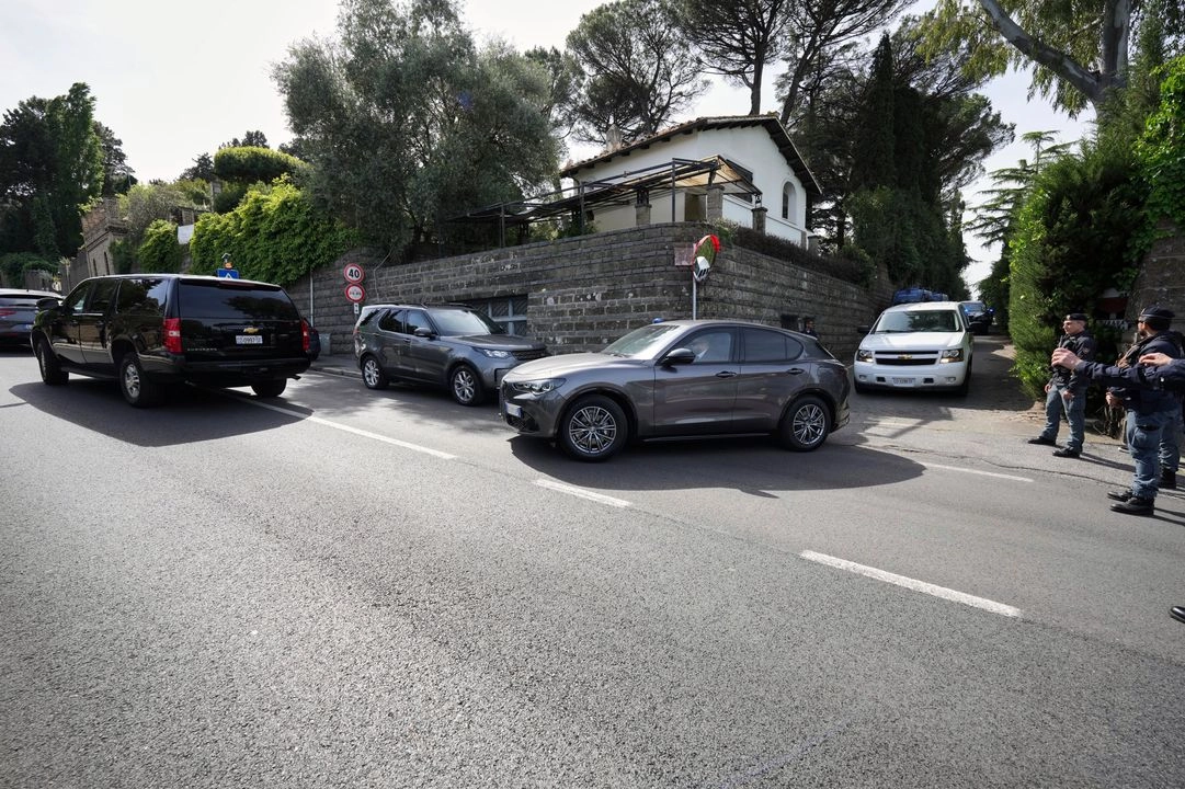 Delegados estadunidenses abandonan la Embajada de Omán en Roma después de una reunión a puerta cerrada con una delegación iraní para discutir el avance del programa nuclear de Teherán.